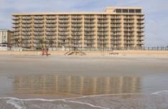 The popular La Playa Resort & Suites enjoys an oceanfront setting directly on one of the world's most famous beaches, the seemingly endless, 37km long sandy stretch of Daytona Beach. It is located just next to Bellair Plaza, and attractions such as the Oceanside Country Club, Daytona Lagoon or the Museum of Arts and Sciences are within easy reach. Daytona Beach International Airport can be reached within a short drive. The hotel offers cosy and comfortable accommodation with stunning beach and ocean views. The guest rooms feature high-speed internet access, premium-cable TV and private balconies. Other services and amenities of the hotel include an oceanfront outdoor pool with poolside bar, a children's pool, a breakfast restaurant as well as 350 m2 of meeting facilities and an outside gazebo, ideal for weddings. The penthouse lounge houses a Comedy Club. This hotel is a great choice for families and groups of friends going to Daytona Beach.