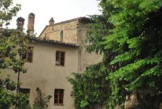 Situated right next to the medieval San Matteo gate in the picturesque town of San Gimignano, Tuscany, these holiday apartments are set in a group of refurbished buildings that used to make up a 15th-century Tuscan farm. The complex also features several art galleries and shops, and visitors may wish to visit the Piazza de Sant Agostino and the Fattoria di Cusona Winery, which is famous for its production of Chianti wine. Apartments are spacious and modern, incorporating traditional design elements to match the original architecture. Apartments feature one or two bedrooms and private bathrooms, kitchen, and living area, and some include marvellous antique fireplaces. Free Wi-Fi is offered for added convenience, and pets are allowed on the premises. This holiday apartment complex is ideal for romantic weekends away as well as families and groups travelling together on a relaxing countryside retreat.