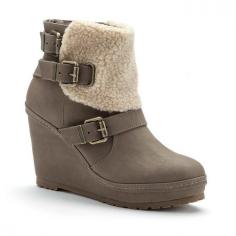 Style for miles in these amazing women's Unionbay Apreski buckled wedge boots, combining comfort and fashion. In taupe. SHOE FEATURES Ankle fit Faux-shearling trim Buckle detailing Lug sole SHOE CONSTRUCTION Faux fur, manmade upper Textile lining Manmade outsole SHOE DETAILS Round toe Back zip closure Lightly padded footbed 3.5-in. heel 3.5-in. heel .75-in. platform 4-in. shaft 12-in. circumference Promotional offers available online at Kohls.com may vary from those offered in Kohl's stores. Size: 10. Color: Brown. Gender: Female. Age Group: Kids. Pattern: Solid. Material: Faux Fur.