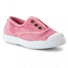 Throwback style creates nostalgia for parents and playable comfort for kids in the Cienta Distressed Slip On sneaker. Featuring a textile upper with an unlaced entry cleverly backed with elastic for easy on/off and a cool look, this girls' sneaker has a thick rubber sole for generous cushioning and secure traction.