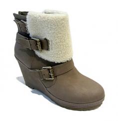 Style for miles in these amazing women's Unionbay Apreski buckled wedge boots, combining comfort and fashion. In taupe. SHOE FEATURES Ankle fit Faux-shearling trim Buckle detailing Lug sole SHOE CONSTRUCTION Faux fur, manmade upper Textile lining Manmade outsole SHOE DETAILS Round toe Back zip closure Lightly padded footbed 3.5-in. heel 3.5-in. heel .75-in. platform 4-in. shaft 12-in. circumference Promotional offers available online at Kohls.com may vary from those offered in Kohl's stores. Size: 9.5. Color: Black. Gender: Female. Age Group: Kids. Pattern: Solid. Material: Faux Fur.