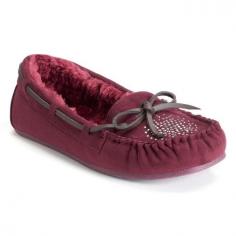 Keep casual and comfortable in these women's faux-fur moccasin shoes from SO. SHOE FEATURES Classic moccasin style Faux tie lace Faux-fur lining Flat sole SHOE CONSTRUCTION Manmade upper Polyester, faux fur lining Textile, manmade outsole SHOE DETAILS Round toe Slip-on Padded footbed Size: 8 MED. Color: Red. Gender: Female. Age Group: Kids. Pattern: Solid. Material: Polyester/Fauxfur/Lace.