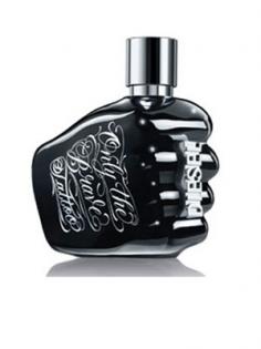 Diesel Only The Brave Tattoo Eau de Toilette for men is a warm, spicy and sweet fragrance. It can be used by men at all ages, but the biggest group of buyers are men from 13 to 40 years. Notes Only The Brave Tattoo from Diesel opens with notes af apple. A heart comprises sage and Bourbon pepper, while a base features amber-wood tacts, benzoin, tobacco and patchouli. Eau de ToiletteEau de Toilette is a type of perfume with a medium-low concentration of perfumed oils. It is made with around 10% concentrated aromatic compounds. It generally has more water than ethanol in it and is less concentrated than Eau de Parfum. You apply an Eau de Toilette on pulse point, so that the fragrance has an opportunity to blossom upwards around you. DieselDiesel is an Italian design company. It is best known for luxury, prASt-A -porter clothing aimed at the young adult market. The brand Diesel was founded more than 20 years ago and is today an innovative international design company, manufacturing jeans and casual clothing as well as accessories. The company is owned by its founder Renzo Rosso.