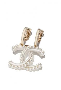 Clip-on earring, metal, cultured fresh water pearls, glass pearls, diamanté & resin-not-translated - CHANEL