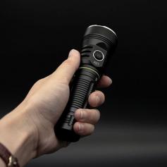 https://www.viseurfr.com/a21-4200-lumens-lampe-torche.html  -  La lampe torche WUBEN A21 est un illuminateur laser longue distance pour vision nocturne fonctionnant grace à un piles lithium 21700 fournies avec. 