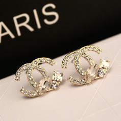 キャッチピアス CHANEL ダイヤ付き ラインストーン ビジュー入り クリスタル シャネル 耳アクセ
https://www.kazarimall.com/products/chanel-earrings-420.html