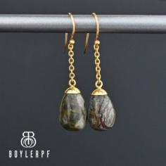 Beautifully dangling from 18 carat solid gold hook wire tops and chain, these charming antique Victorian hardstone egg pendant earrings make quite the statement. Dangling from a fine gold chain, the 1.5 inch chandelier earrings have egg-shaped pendants topped with gold caps. Superb antique Victorian earrings!