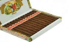 The Romeo Y Julieta Sports Largos is a flavorful mild-medium bodied Short Panetela, 4.6” (117mm) long, of 35 ring gauge, and comes in a 25 cigars box. Order your boxes or singles Romeo Y Julieta here at Stogies & More. For detailed information visit our website or call us at +4553787978 