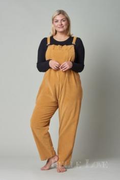 Upgrade your summer Italian apparel collection with our lined dungarees and jumpsuit from Belle Love Clothing. Discover our all-new arrivals for women’s linen dungarees online at Belle Love. Our lightweight linen outfits are the perfect alternative for hot summer days.