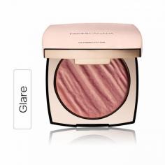 For a multi-dimensional effect, this highlighter mixes an ultra-translucent base with pure pigments. It also contains a light-sculpting compound that diffuses and softens any light that comes into contact with your face.