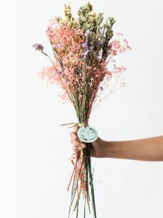 Buy Dried Flower Bouquets Online India | Home Decor | Whispering Homes

Perfect bouquet to infuse peaceful hues into the color palette. Mix of dried grasses, cotton ball stems, & sago flowers. Ideal home decor item to liven up the empty dull corners of your house. https://www.whisperinghomes.com/dry-grass-flowers/dried-flower-bouquets