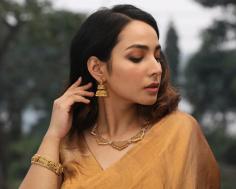 Check out our beautiful collection of traditional Jewellery. Women's looking for Indian Artificial jewelry Online which is modern and easy to wear and can be teamed up with western wear.
