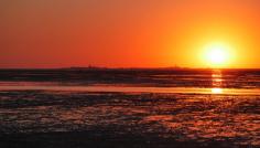 Der Sonnenuntergang ist wohl einer der schönsten Momente, die es gibt. Wenn die untergehende Sonne ihre letzten Strahlen über das Meer streicht und alles in ein goldenes Licht taucht, ist das Gefühl einfach unbeschreiblich. Die perfekte Kulisse für diesen Moment ist natürlich das Meer – am besten an einem Ort, an dem man weit und breit keine Menschen sieht und die Natur in vollen Zügen genießen kann. Einer meiner Lieblingsorte für den Sonnenuntergang ist der Strand von Cuxhaven Duhnen. Hier bietet sich nicht nur ein atemberaubender Ausblick aufs Meer, sondern auch die Möglichkeit, anschließend noch einen Spaziergang am Strand zu machen oder in einem der Restaurants am Hafen leckeres Fischgericht zu essen.
Get the details and enroll now.
Website: https://www.cux-traum.de/
