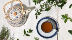 Le tisane sono bevande preparate con erbe aromatiche e spezie che, oltre ad idratare l’organismo, hanno anche tantissimi benefici sulla salute e il benessere del nostro corpo. In base al tipo di ingredienti presenti, possono infatti avere un effetto depurativo e disintossicante, o addirittura rilassante e calmante. Non è un caso che molte tisane siano utilizzate proprio per favorire il riposo notturno o nell’ambito di diete dimagranti o detox. Naturalmente, l’efficacia di una tisana dipende molto dal tipo di ingredienti utilizzati, ma anche dalla loro purezza e concentrazione.