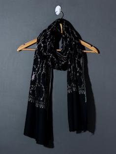 Looking for a Kashmiri embroidery pashmina stole online? Check Omvai’s range of Kashmiri embroidered stoles, exclusively handwoven to deliver the finest experience.