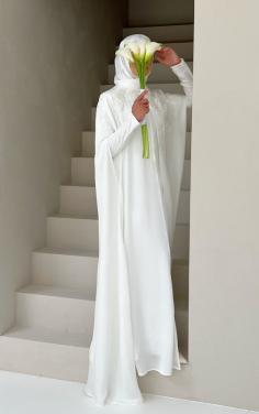 Look your best on your special day with our luxurious satin fabric bridal cape from Modestbridalwear.com. With its elegant design and high-quality fabric, you'll be sure to make a statement.