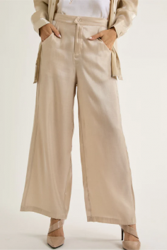 Step into fashion-forward modesty with our wide leg relaxed pants. Our collection offers comfortable and trendy options to complement your modest style.
