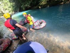 Experience an exciting outdoor adventure package in Río Celeste, Costa Rica, including a hike through Volcán Tenorio National Park and a visit to the impressive Río Celeste Waterfall. First of all, immerse yourself in nature and enjoy the flora and fauna of the tropical forest while you explore the park, where you can observe exotic fauna such as toucans, monkeys, and sloths. In addition, the route offers impressive views of the surrounding landscape and the opportunity to observe unique species of plants and animals in their natural habitat. Plus, witness the area’s natural geothermal activity by viewing volcanic hot springs and bubbling mud pots.
Current price is: $ 140: One tour per person
Book now: https://riocelesteaventuras.com/tours/one-day-hike-tubing-zipline/