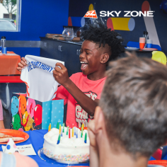 Turn your child’s birthday into an epic adventure with our jumping places for birthday parties at Sky Zone Alhambra! With a range of activities and a dedicated team to handle everything, all you need to do is enjoy the fun. Book your party now and let the good times roll!