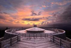 Experience breathtaking views at Brasstown Bald, Georgia's highest point. Located in the North Georgia Mountains, it offers stunning vistas, scenic trails, and a rich blend of nature and history. A must-visit destination for outdoor enthusiasts and nature lovers!