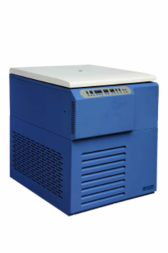 Labtro Large Capacity Low-Speed Refrigerated Centrifuge uses a quiet brushless AC motor and a fluorine-free cooling system (-20°C to 40°C). It has an electric door lock for safety, a direct-drive rotor system, and triple-layer steel protection, making it safe, efficient, and reliable for lab use.